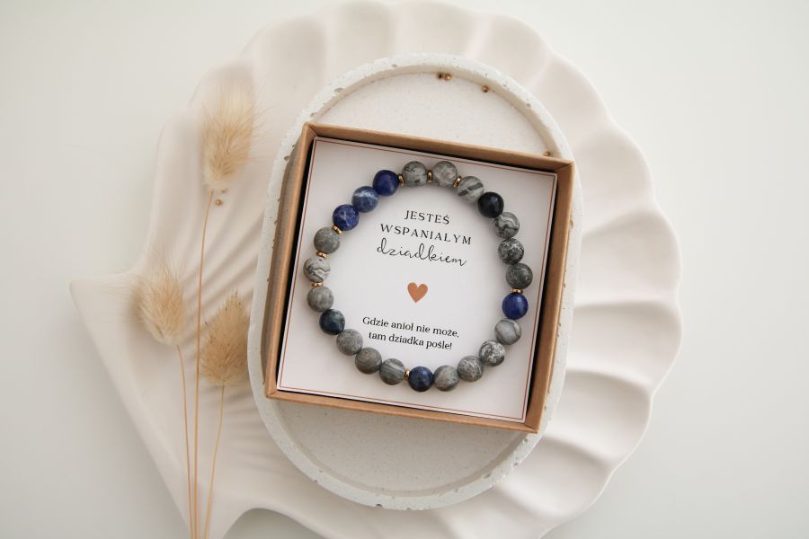 Jaki prezent na Dzień Babci i Dziadka? Biżuteria z dedykacją!